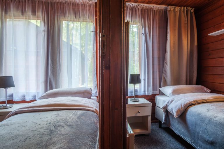 Wnętrze domku 5 osobowego z&nbsp;salonem