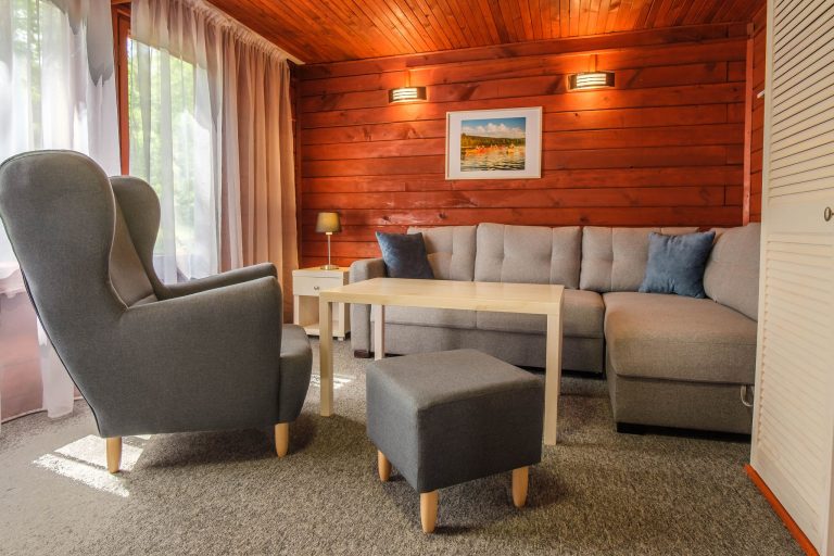 Wnętrze domku 5 osobowego z&nbsp;salonem