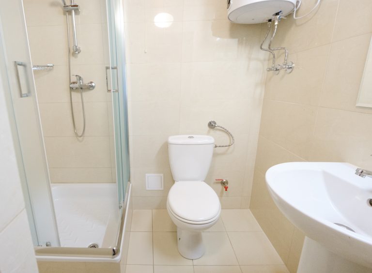 Łazienka w&nbsp;domku 6 osobowym z&nbsp;salonem